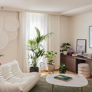 Seven 4*, Paris Fransa